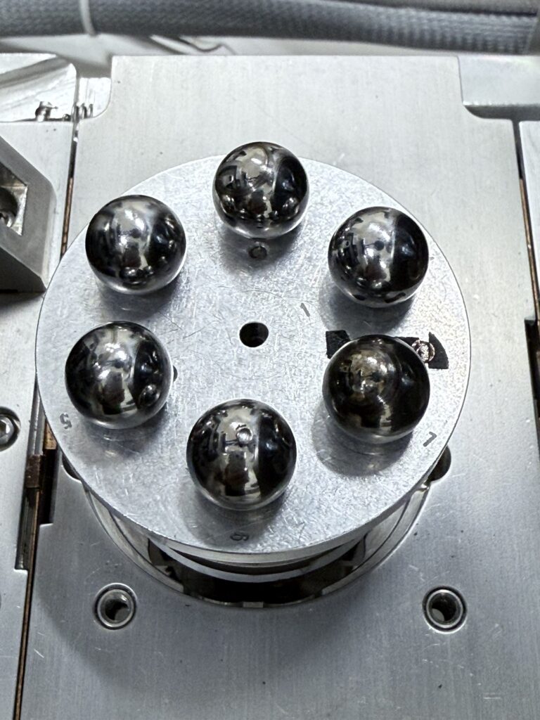 KULKI Z APARATU 4 KULOWEGO NA STOLIKU MIKROSKOPU SEM