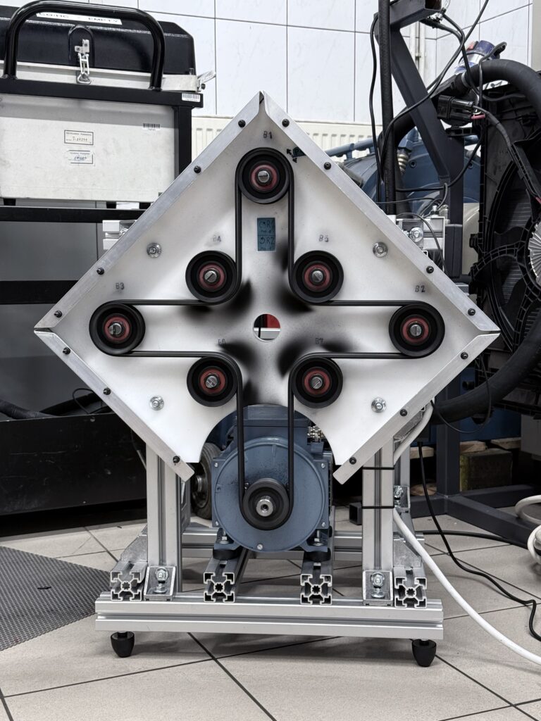 MASZYNA DO DŁUGOOKRESOWYCH BADAŃ SMARÓW W ŁOŻYSKACH TOCZNYCH